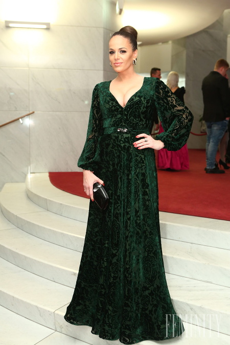 Herečka Karin Haydu v smaragdovo-zelenej róbe doplnenej o šperky Alo diamonds