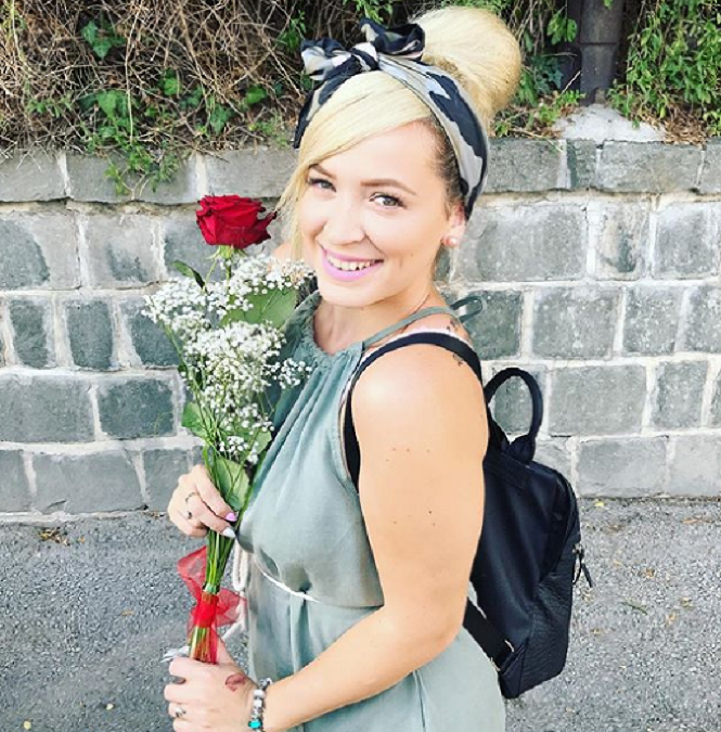 Speváčka Dominika Mirgová má úsmev na tvári aj preto, že dostala takúto krásnu ružičku