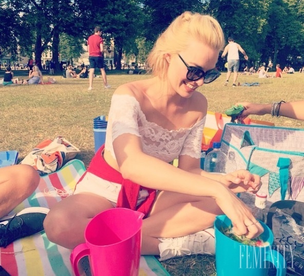 Margot na pikniku s kamarátkami