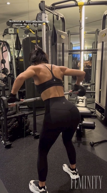 Väčšinu času podstupujú Kardashianky skutočne prísnu a tvrdú fitness rutinu s naťahovaním nie práve najľahších činiek a závaží. 