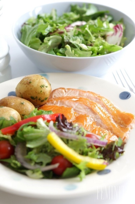 Pochutnjate si na lahodnom obede, v ktorom dominuje jemný losos so zemiakmi 