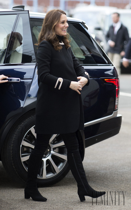 V posledných dňoch sa vojvodkyňa ukázala aj v takomto elegantnom čiernom kabáte