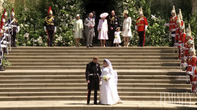 Celá kráľovská rodina prišla po skončení obradu pozdraviť návšetvníkov Windsoru