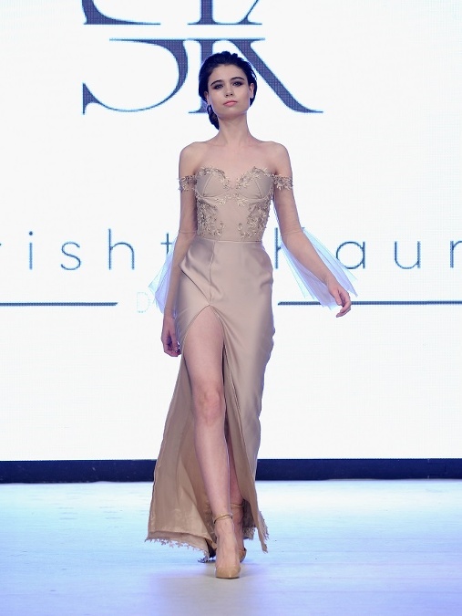 No na móle dominovala aj ďalšia značka ako novozélandská Srishti Kaur Designs, ktorá predstavila kolekciu večerných šiat