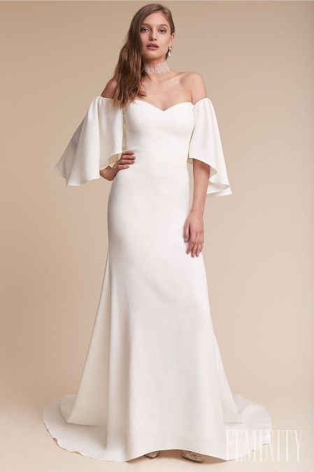Krásne smotanové šaty s odhalenými ramenami sú skvelou voľbou na letné svadby