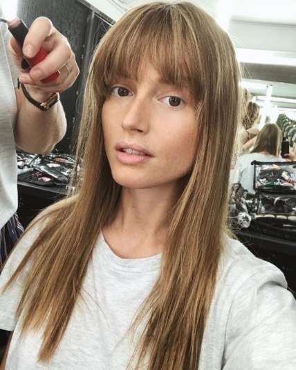 Modelka Erika Palkovičová si vyskúšala ofinu na jednom z fotení