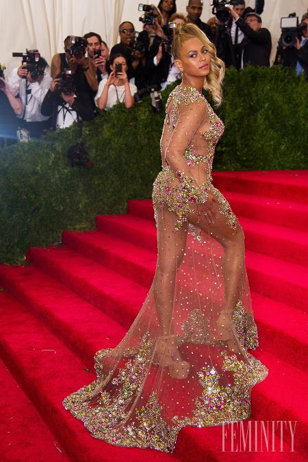 Príliš odhalená Beyoncé s komickým účesom na Met Gala
