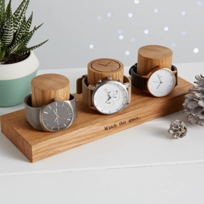 Ručne vyrobené držiaky na hodinky z ošetreného dreva