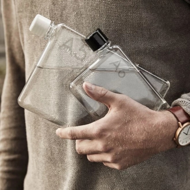 Štýlová transparentná fľaša určená pre originálnych mužov