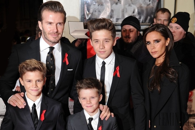 Romeo Beckham (vľavo) zarobil za jeden deň viac ako jeho rodičia