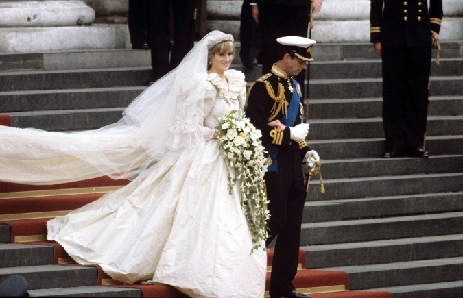 Svadobné šaty princeznej Diany, v ktorých sa prešla uličkou v katedrále v roku 1981, patria jednoznačne k najobdivovanejším v histórii módy