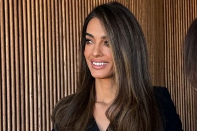 Amal Clooney vymenila svoje vlny a la morská panna aj farbu vlasov.