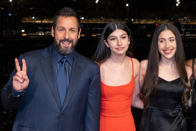 Zľava Adam Sandler, jeho dcéry Sunny a Sadie a na samom kraji Jackie Sandler