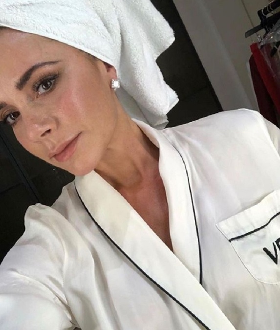 Bývalá speváčka a dnes predovšetkým úspešná módna návrhárka, Victoria Beckham, roky trpela zlou pleťou so sklonom k akné