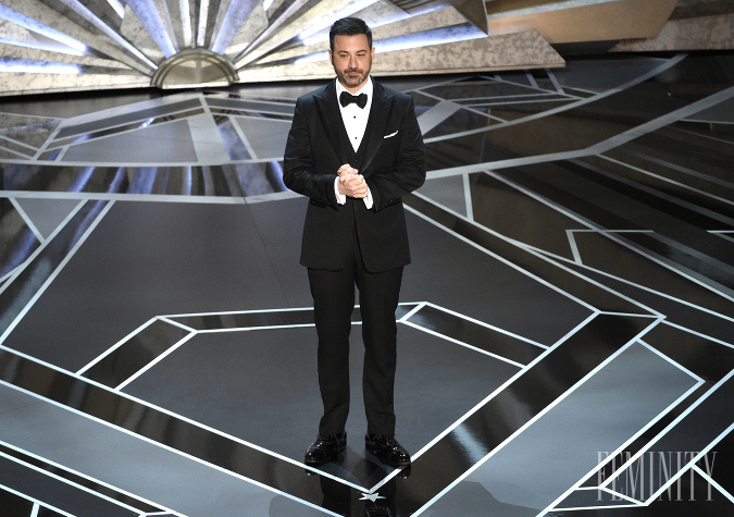 Televízny moderátor Jimmy Kimmel dodržal etiketu a dress code tohto výnimočného večera, ktorý sledoval celý svet Televízny moderátor Jimmy Kimmel dodržal etiketu a dress code tohto výnimočného večera, ktorý sledoval celý svet