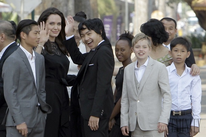 Herečka Angelina Jolie učí svoje deti, že život služby stojí za to žiť