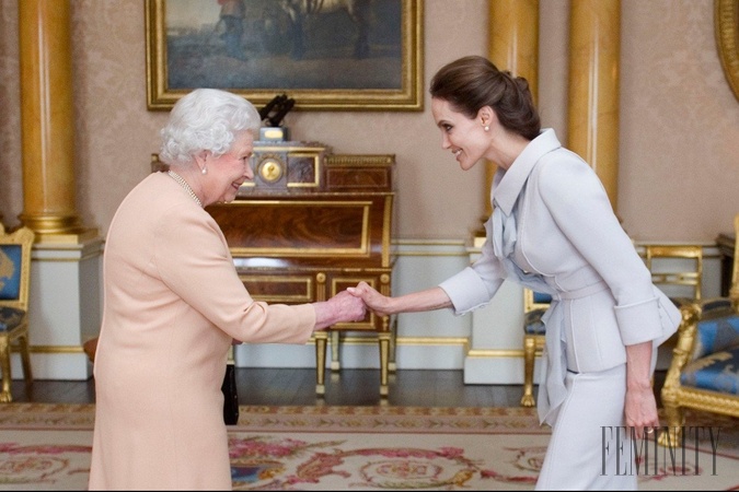 Angelina Jolie sa pri oficiálnom stretnutí s kráľovnou Alžbetou II. dozvedela aj zopár užitočných rád o výchove