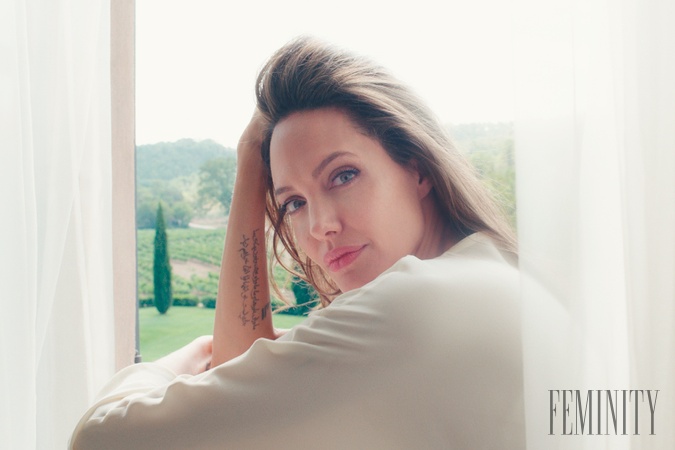 Angelina je znázornená v Provence, kde rastie levanduľa Carla