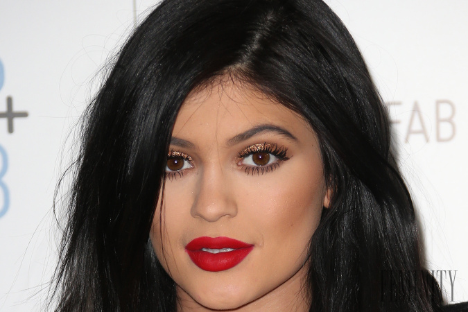 Kylie Jenner tvrdí, že všetko je o kontúrovaní, mejkape a poznaní svojej tváre