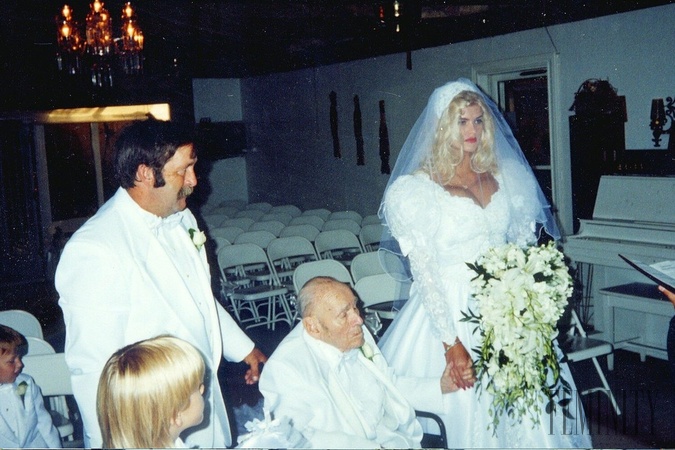 Anna Nicole Smith sa údajne vydala za 89-ročného obchodníka z lásky