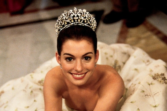 Anne Hathaway ako princezná Mia vo filme Denník princeznej