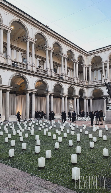 Slávnostná prehliadka sa konala v prestížnom múzeu Pinacoteca di Brera, ktorého nádvorie sa na jeden večer premenilo na scénu osvetlenú stovkami lampášov
