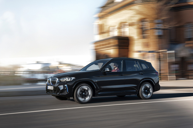 V rámci svojej elektrifikačnej ofenzívy sa model BMW iX3 dočkal dôkladnej modernizácie, ktorá zvýrazňuje športovú auru tohto čisto elektrického vozidla z kategórie Sports Activity Vehicle (SAV) s výkonom 210 kW (286 k) a krútiacim momentom 400 Nm V rámci svojej elektrifikačnej ofenzívy sa model BMW iX3 dočkal dôkladnej modernizácie, ktorá zvýrazňuje športovú auru tohto čisto elektrického vozidla z kategórie Sports Activity Vehicle (SAV) s výkonom 210 kW (286 k) a krútiacim momentom 400 Nm
