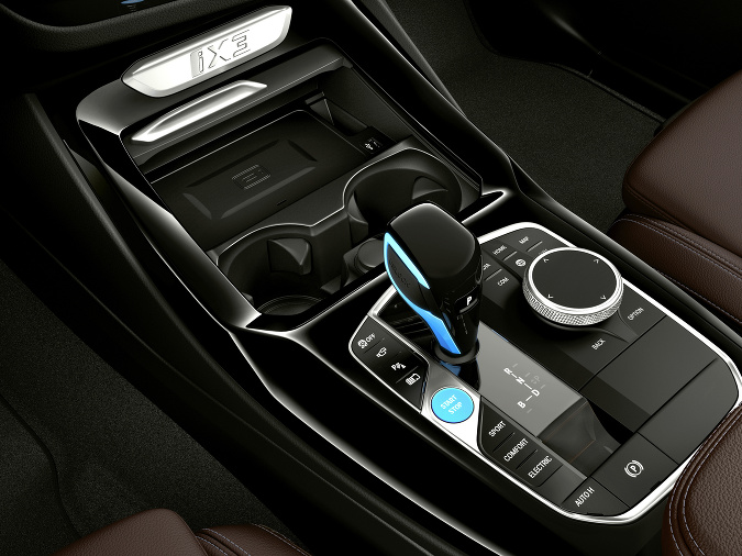 Vysoko integrovaná pohonná jednotka spája elektromotor, výkonovú elektroniku a prevodovku do jedného celku Vysoko integrovaná pohonná jednotka spája elektromotor, výkonovú elektroniku a prevodovku do jedného celku
