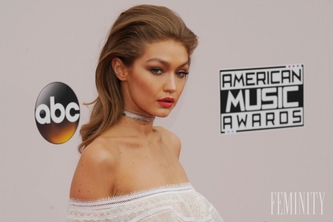 Gigi Hadid v bielej čipkovanej róbe z dielne Roberta Cavalliho