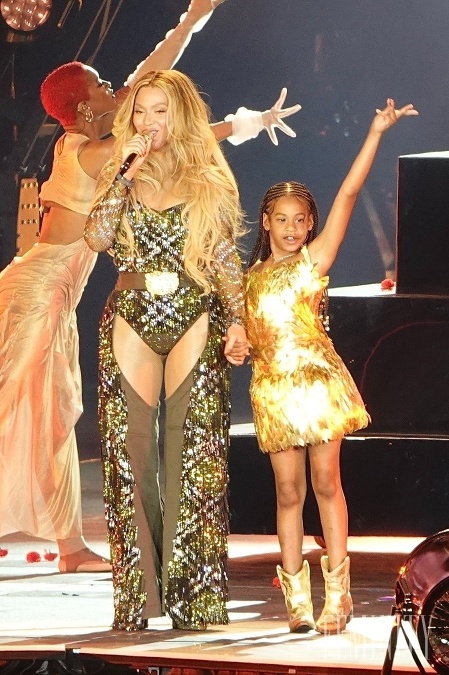 Najmladšia dcéra Beyoncé zažiarila v zlatých šatách Cult Gaia
