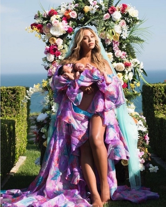 Nebola by to Beyoncé ako ju poznáme, keby sa len tak odfotila. Ona to má vždy premyslené a na tejto fotografii vyzerá doslova ako éterická bohyňa Nebola by to Beyoncé ako ju poznáme, keby sa len tak odfotila. Ona to má vždy premyslené a na tejto fotografii vyzerá doslova ako éterická bohyňa