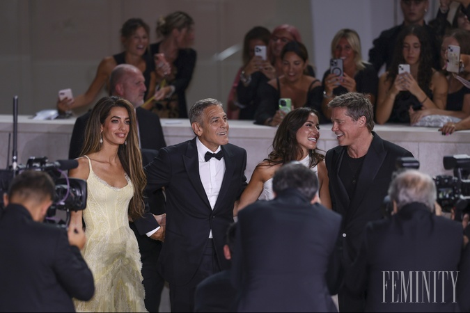 Brad Pitt a Ines de Ramon si dali v Benátkach mimo červeného koberca dvojité rande s Georgom a Amal Clooney.