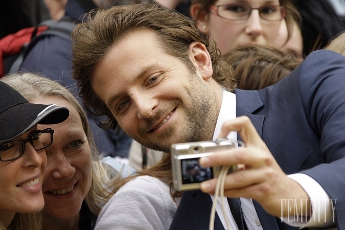 Dlho predtým než sa známy hollywoodsky fešák a herec, Bradley Cooper, stal slávnym, strihol si malú rolu v jednom z najikonickejších seriálov, Sex v meste.