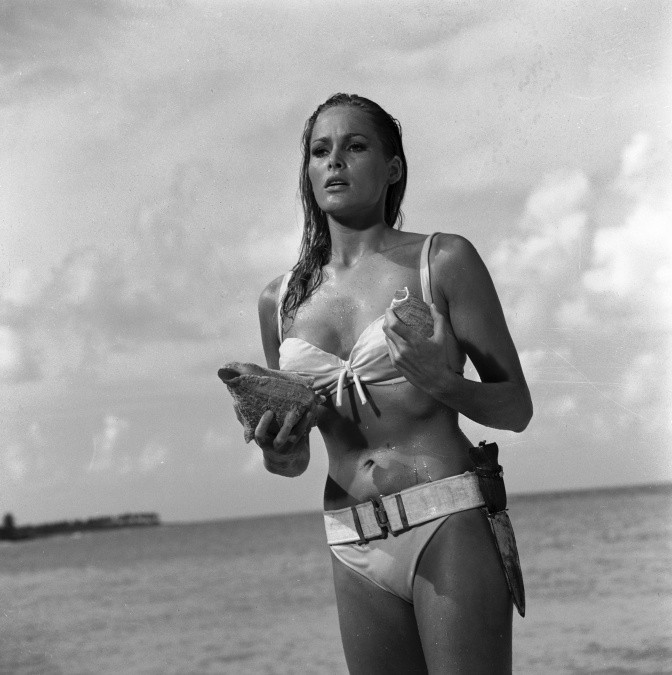 Ursula Andress predviedla v plnej kráse svoje krivky vo filme o agentovi Jamesovi Bondovi