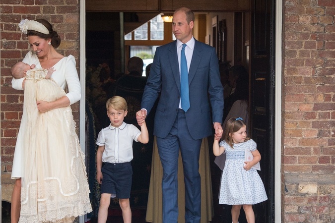 Kate v novonarodeným Louisom, veľa William, ktorý drží za ruku Georga a Charlotte