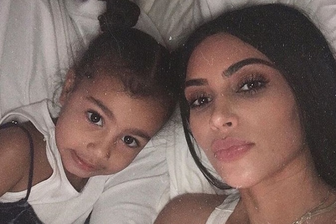 Dcérka Kim Kardashian, North West, začala svojej slávnej mame klásť zvedavé otázky. Na jednu takú jej dala Kim síce pravdivú ale nie tak úplnú odpoveď