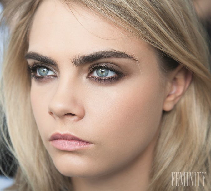 Chlpaté obočie Cary Delevingne pristane máloktorej žene, takže vždy majte po ruke hrebienok na jeho upravenie Chlpaté obočie Cary Delevingne pristane máloktorej žene, takže vždy majte po ruke hrebienok na jeho upravenie