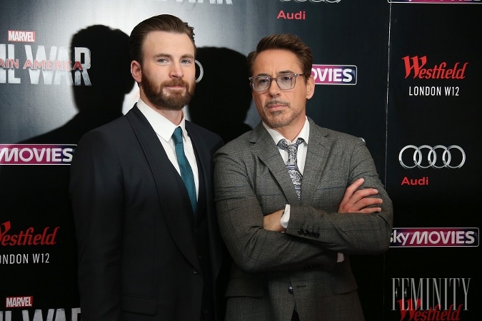 Chris Evans a Robert Downey Jr. na premiére filmu Kapitán Amerika