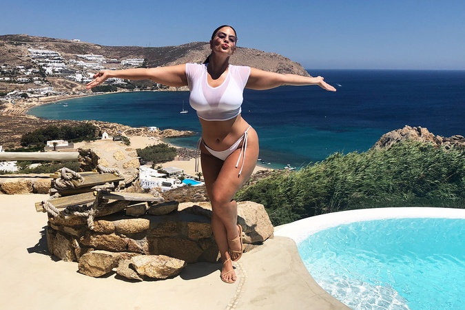 Plus size modelka Ashley Graham si zvolila vrchný diel, ktorý nápadne pripomína rybárku sieť