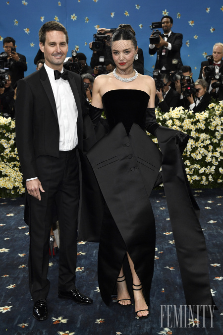 Miranda Kerr v šatách Dior s manželom Evanom Spiegelom