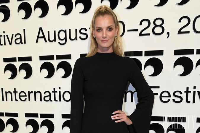Topmodelka Denisa Dvořáková zažiarila v čiernych šatách zvýrazňujúc jej siluetu