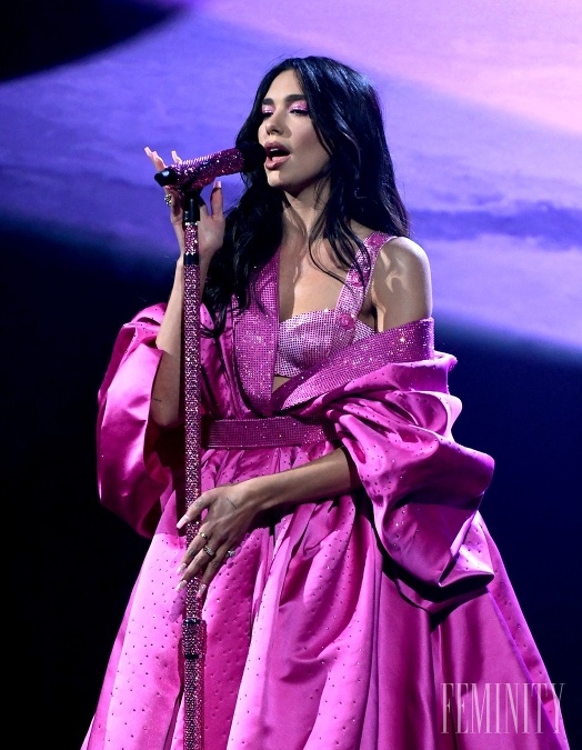 Dua Lipa na odovzdávaní cien Grammy predviedla hneď dva outfity