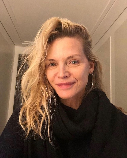 Herečka Michelle Pfeiffer je aktívnou aj na sociálnych sieťach. Nemá problém zverejniť ani svoju nenalíčenú tvár Herečka Michelle Pfeiffer je aktívnou aj na sociálnych sieťach. Nemá problém zverejniť ani svoju nenalíčenú tvár