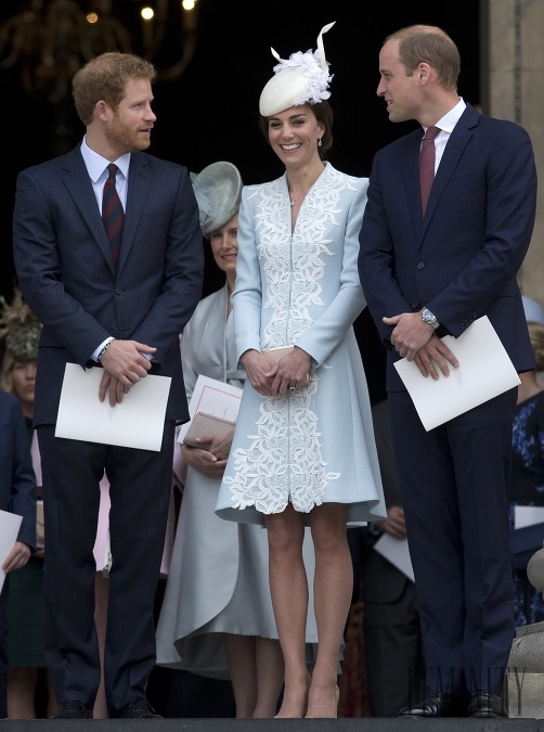 Harry, Kate a William. Títo traja spolu kedysi skvele vychádzali. Naozaj stojí za ochladnutými vzťahmi Harryho manželstvo?