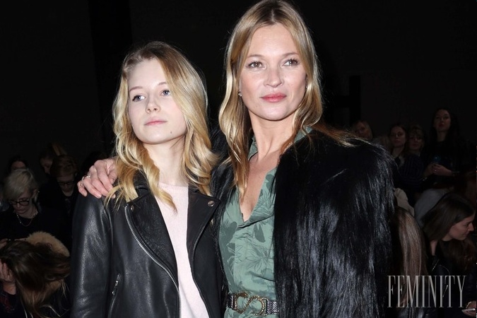 Modelka Kate Moss so svojou mladšou sestrou ešte v čase, keď bola Lottie len tínedžerkou