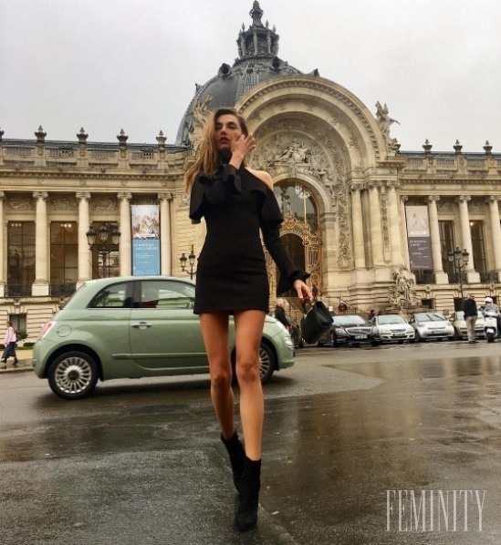 Čierne mini šaty a vysoké čižmičky môžete zvoliť do divadla na neformálne predstavenie