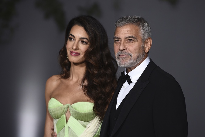 Britská právnička Amal Clooney po boku svojho manžela žiari