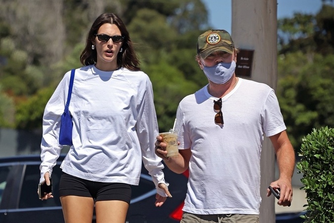 Vittoria Ceretti a Leonardo DiCaprio na prechádzke