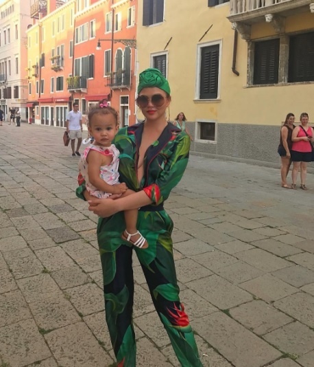Chrissy nemá problém ani s extravagantnými modelmi