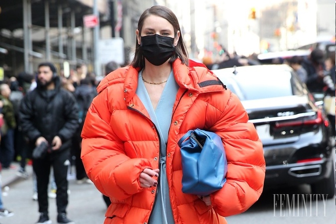 Ulice New Yorku sa zapĺňajú modelkami s maskami
